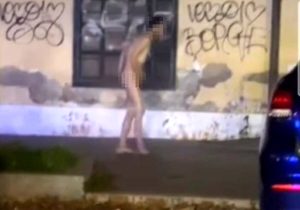 "State attenti, c'è un uomo nudo che si masturba in strada e rincorre la gente"