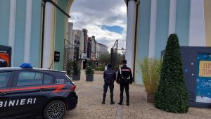 Banda di ladre all'outlet: acquistano abiti di poco valore e rubano quelli costosi