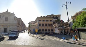 Entra nel varco Ztl senza permesso, scoperto prova a investire il vigile