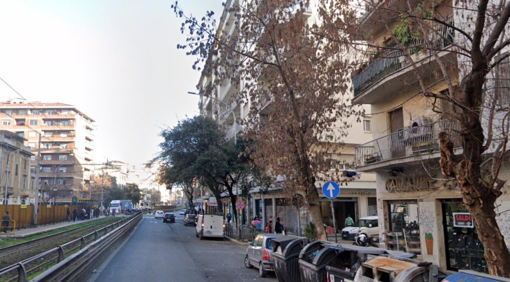 Anziana rapinata della borsa sotto casa, lo scippatore bloccato dai residenti