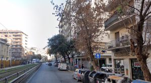 Anziana rapinata della borsa sotto casa, lo scippatore bloccato dai residenti
