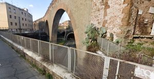 Auto in bilico sopra il ponte della ferrovia: treni cancellati e ritardi fino a due ore