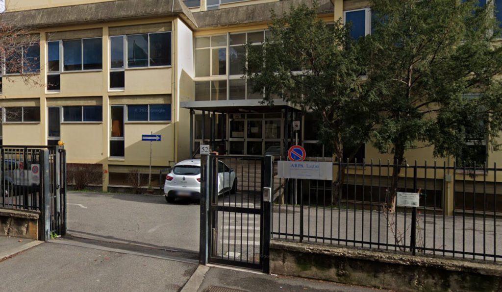 Incendio nello scantinato degli uffici Arpa, evacuata palazzina