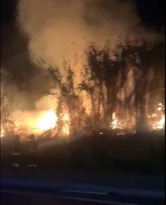 Viale Isacco Newton, incendio in un accampamento: a fuoco una baracca