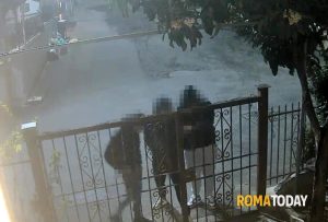 "Ci sono tre uomini che rubano nelle case": l'allarme a Borghesiana, che pensa alle ronde