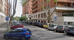 Lite per un parcheggio, ragazza chiama il fratello e scoppia la rissa: quattro feriti