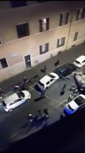 Si ribaltano con l'auto in via Panisperna: danneggiate 4 auto in sosta