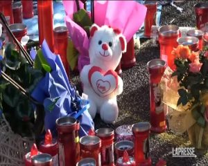 VIDEO | L'omaggio di parenti e amici sul luogo dell'omicidio del 14enne Alexandru Ivan