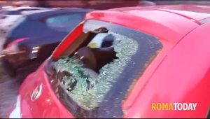 VIDEO | Vandali al parcheggio della stazione: distrutti i vetri di una 500 Enjoy
