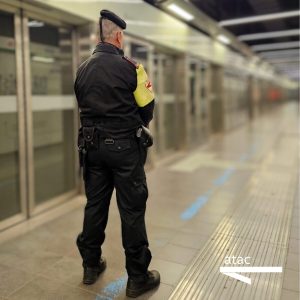 "Ho fatto un balzo e l'ho disarmata senza pensarci". Il racconto del vigilantes che ha bloccato la donna con l'ascia