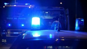 Porsche in fiamme in un garage: indagano i carabinieri