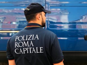 Ristruttura negozio e abbandono i rifiuti in strada: multa da 300 euro