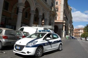 Senza dimora bloccano il passaggio sotto i portici di piazza Vittorio. Allontanati dai vigili