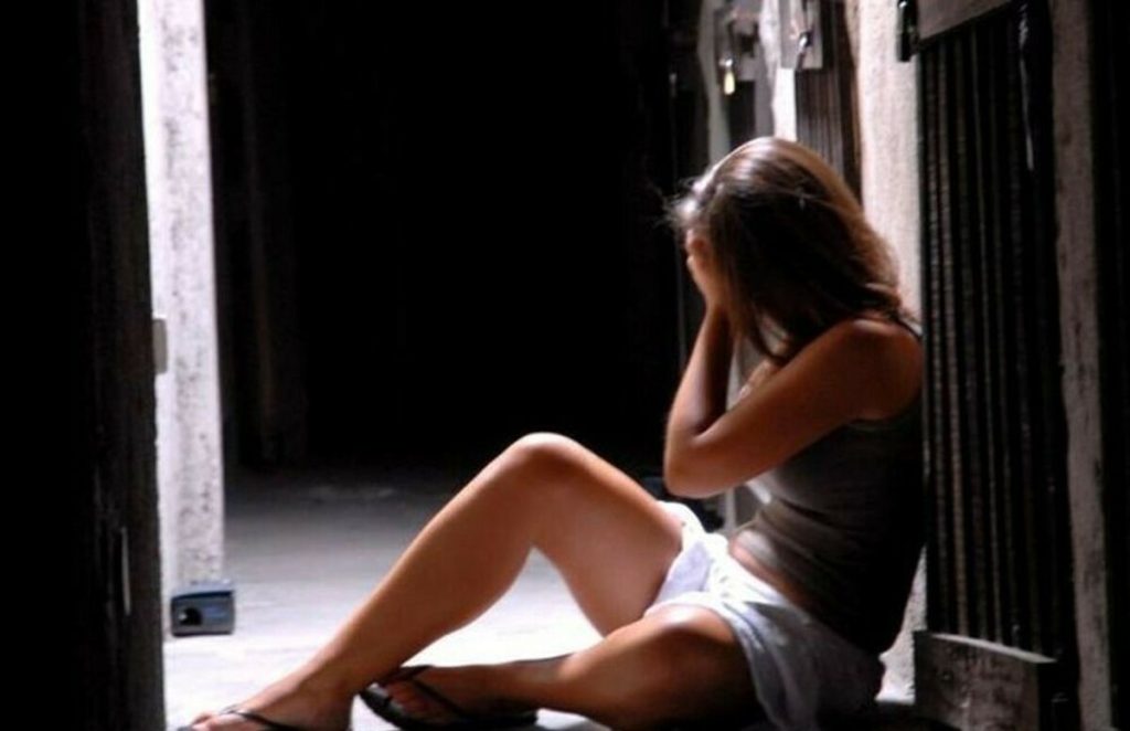 L'appuntamento online diventa una trappola: picchiata, sequestrata e rapinata