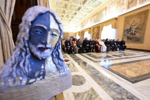 Cardinali, direttori di Asl, dipendenti Rai. Chi sono i potenti "fedeli" ai Focolarini