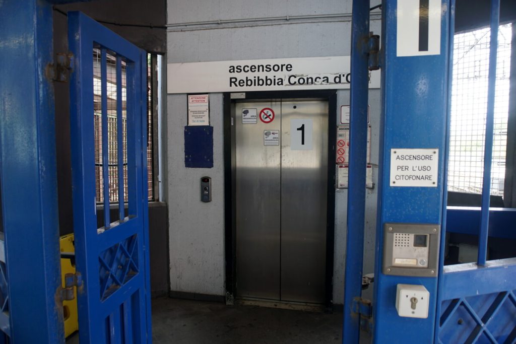 Il nulla osta che blocca scale mobili e ascensori sulle metro. Atac chiede il subentro del Comune alla Regione