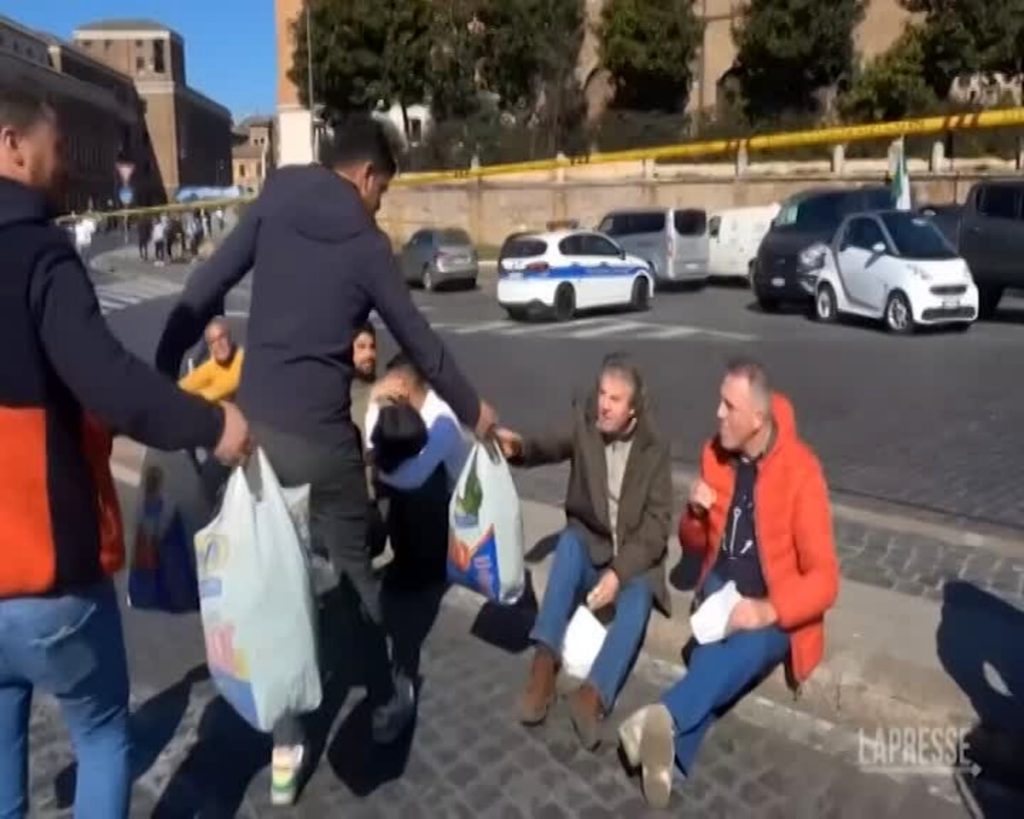 VIDEO | Gli agricoltori in protesta a Roma regalano spinaci ai cittadini: "Questi sono prodotti genuini"