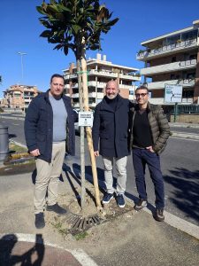 A Mezzocammino i cittadini pagano due volte e donano 28 alberi per il quartiere