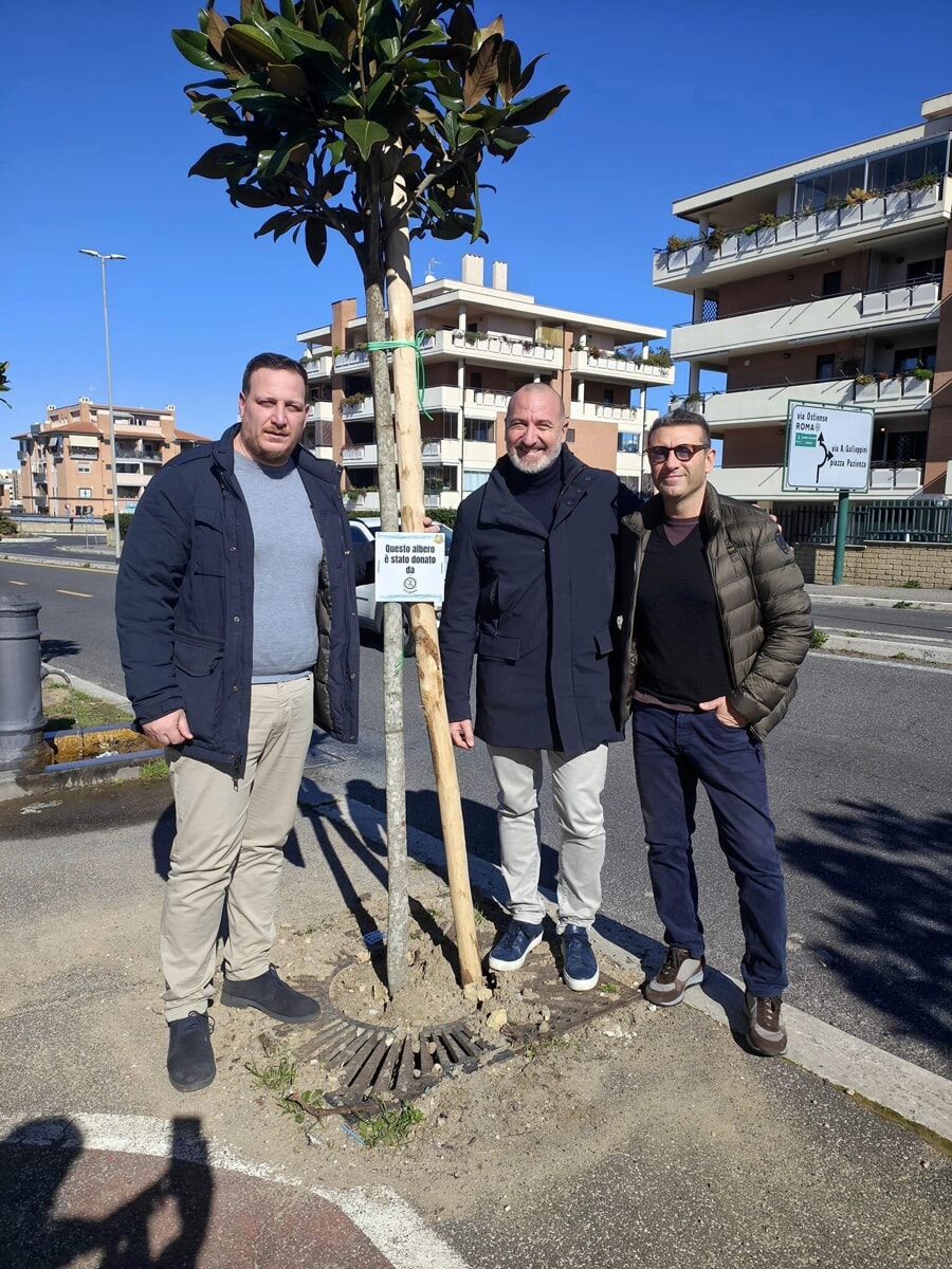 A Mezzocammino i cittadini pagano due volte e donano 28 alberi per il quartiere