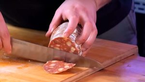 Il video dei tiktoker romani che trasformano l’Amatriciana in salame