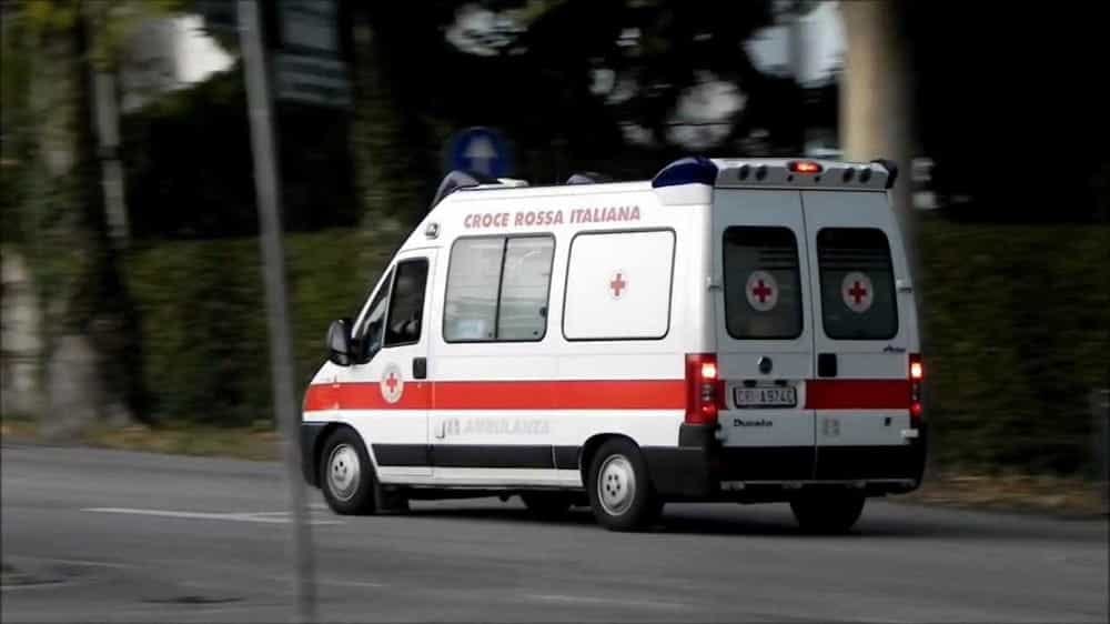 Incidente a Marino, mamma e figlia nel passeggino investite da un'auto