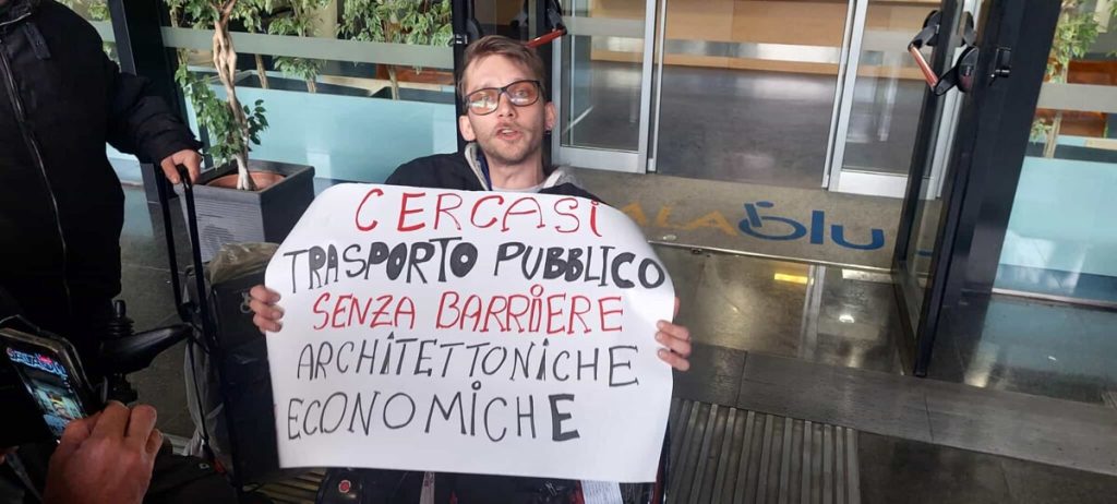 Due sole carrozzine per treno e costi troppo alti: a Termini il flash mob dei Disabili Pirata