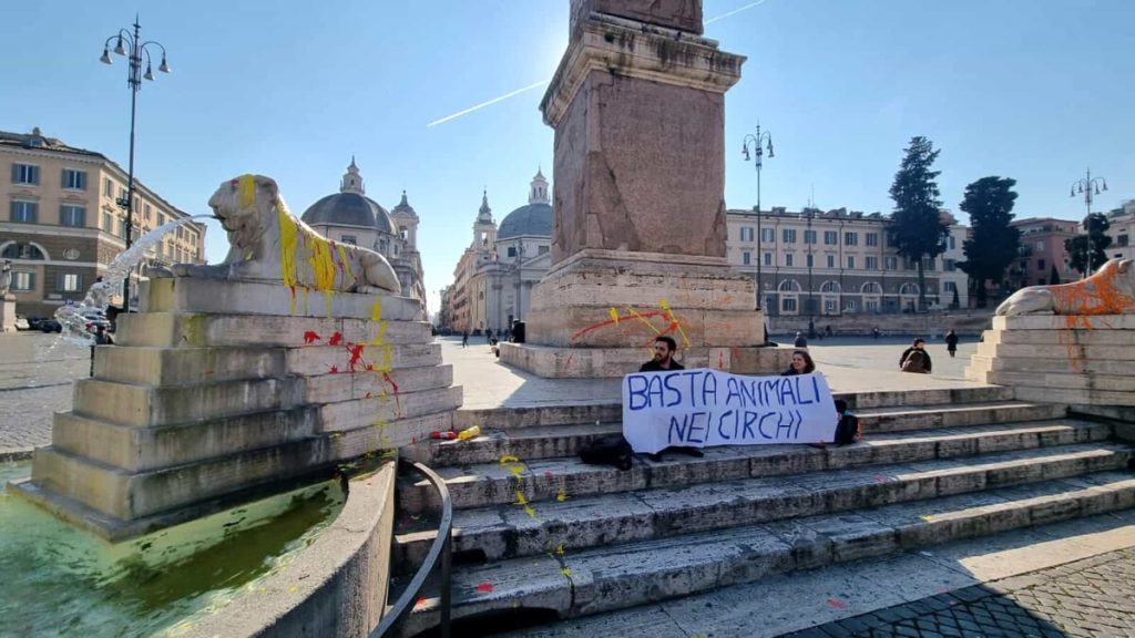 Blitz animalista a Roma, imbrattata piazza del Popolo