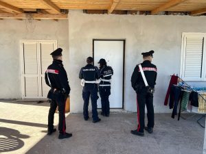 Famiglia con due bambini occupa appartamento, sgomberati da carabinieri e polizia locale
