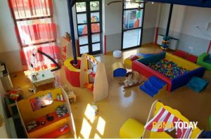 Prova a rapire la figlia all'asilo, fermato dalla maestra