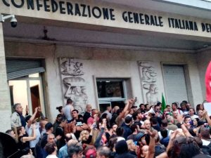 Assalto alla Cgil: due indagati per i saluti romani in aula dopo la sentenza