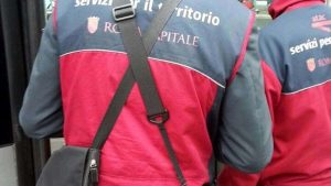 Salta tornello della metro e sputa contro addetto Atac