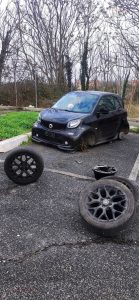 Tentano di rubare le ruote a una Smart, gli abitanti scendono e li bloccano