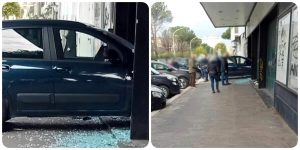 Sbaglia manovra e finisce con l'auto dentro al cinema