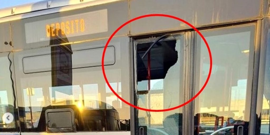Sasso contro bus Atac in marcia, distrutto finestrino laterale