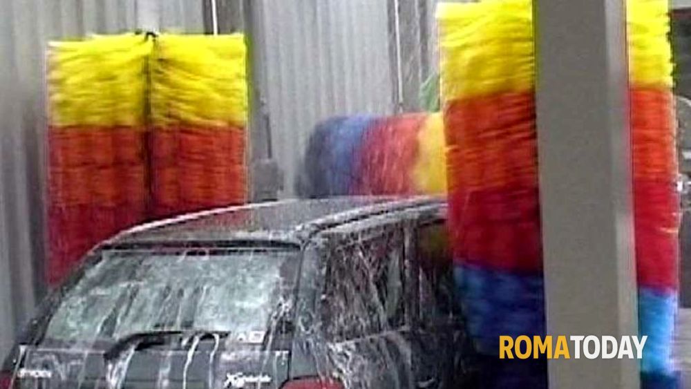 L'autolavaggio che scarica saponi e sostanze tossiche nei tombini