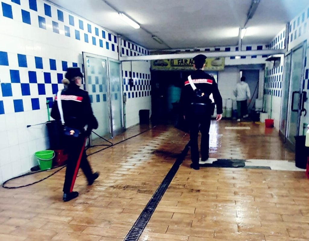 Gli autolavaggi che scaricano acqua e saponi nelle fogne: blitz dei carabinieri