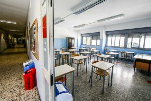 Tragedia a scuola: professore si sente male mentre fa lezione, si accascia e muore