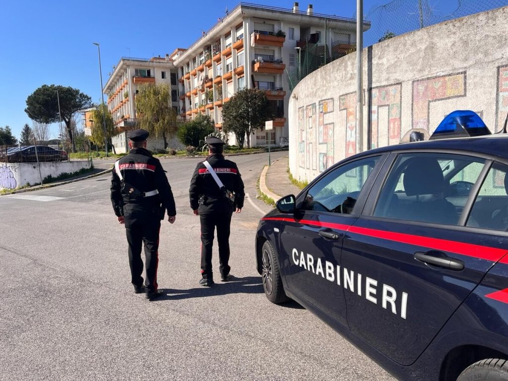 Lo spaccio di due fratelli minorenni: in casa droga e oltre 10mila euro