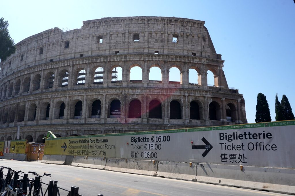 Ieri solo i bagarini, oggi anche i falsari. Al Colosseo i biglietti sono sempre più un'emergenza