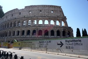 Ieri solo i bagarini, oggi anche i falsari. Al Colosseo i biglietti sono sempre più un'emergenza