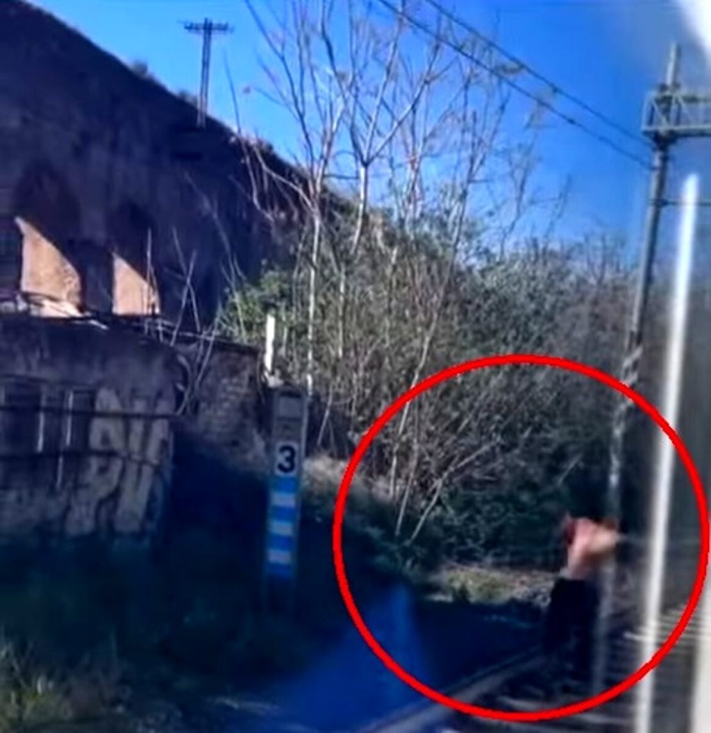 Blocca i treni e lancia i sassi sui binari: ritardi fino a 60 minuti