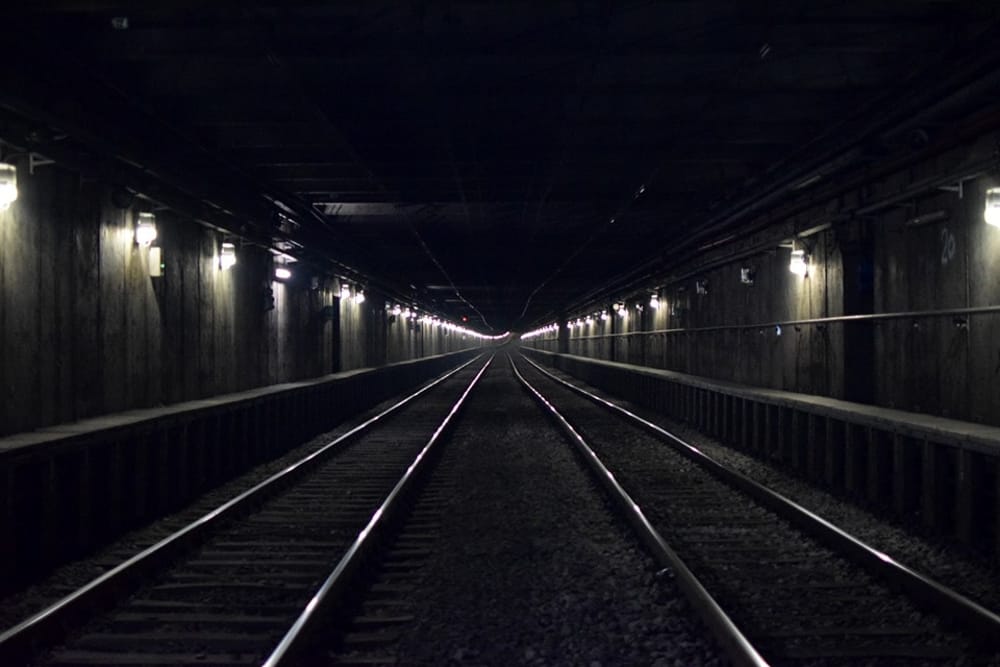 Paura a Termini: entra nel tunnel e si sdraia sui binari della metro