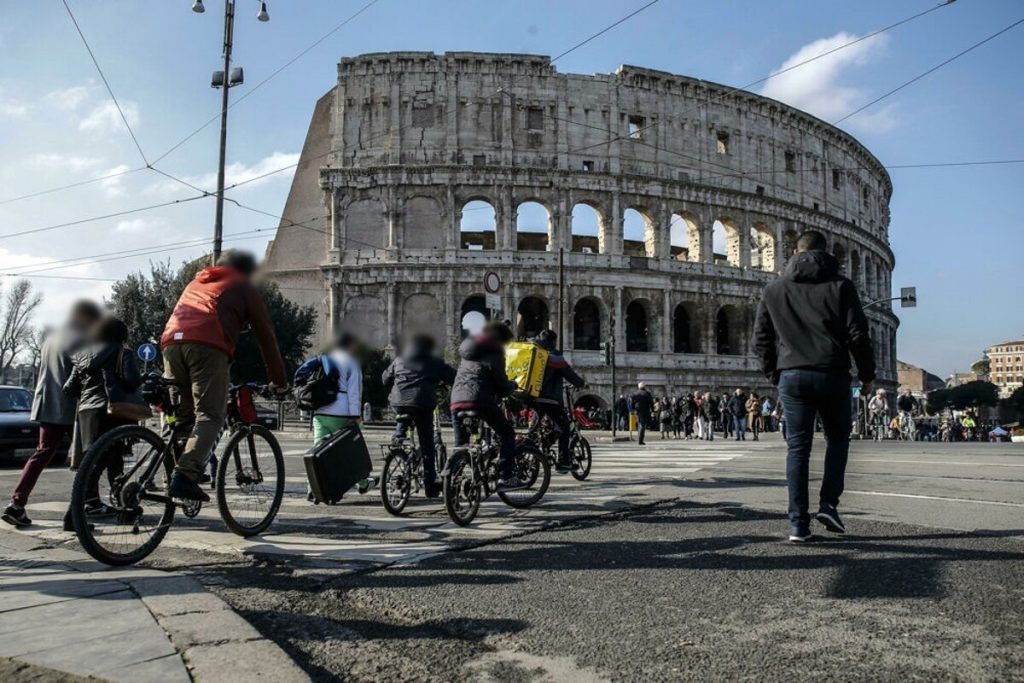 Blocco traffico a Roma: domani 25 febbraio stop alle auto. Gli orari e tutte le informazioni