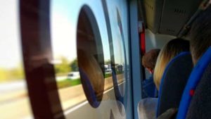 In ritardo a lavoro sgrida l'autista, passeggeri nel bus si alzano e lo picchiano