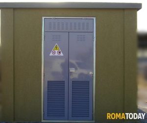 Pusher 20enne nasconde 115 panetti di hashish dietro una cabina elettrica