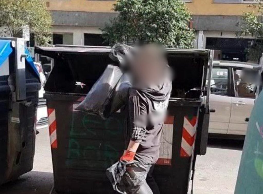 Getta calcinacci nel cassonetto durante alcuni lavori di ristrutturazione