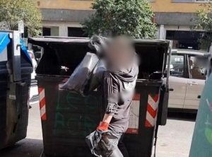 Getta calcinacci nel cassonetto durante alcuni lavori di ristrutturazione
