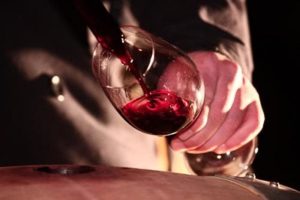 Ladri spaccano vetrata dell'enoteca con le mazze