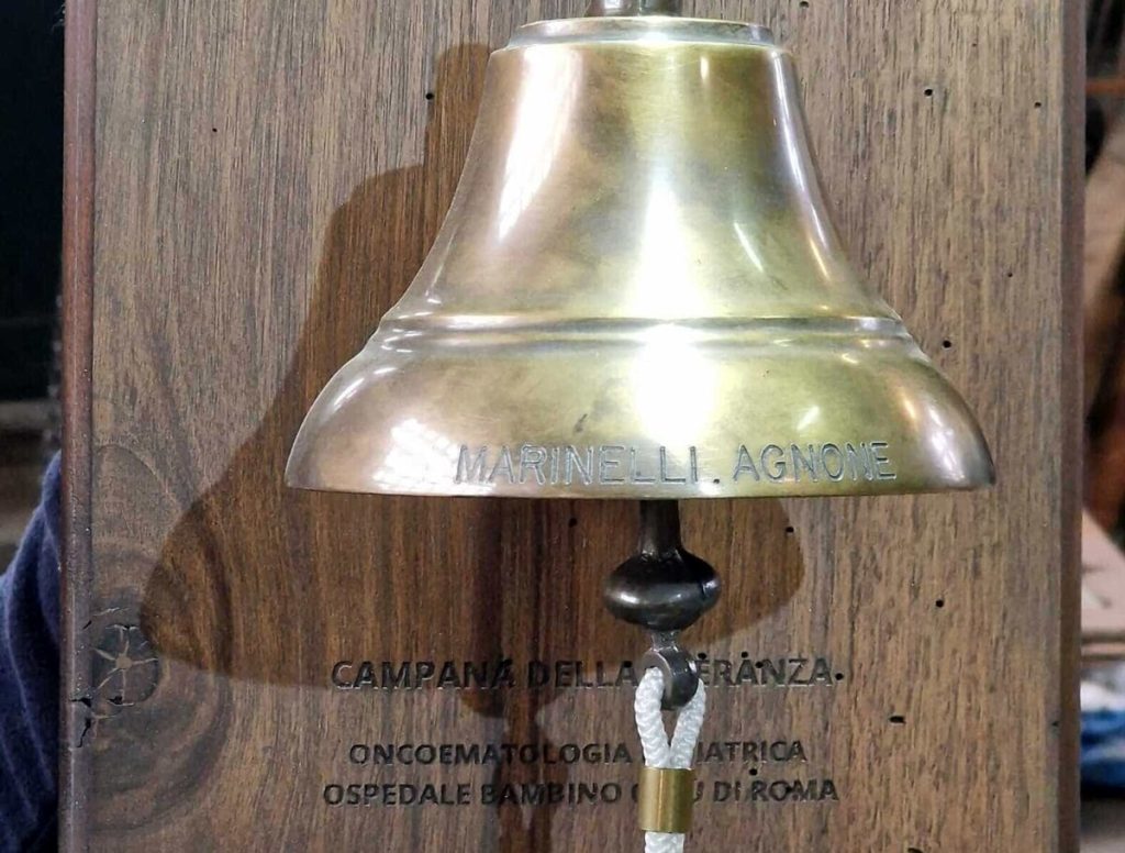 La campana che suona per chi è guarito dal cancro. Il dono speciale di una famiglia al Bambino Gesù