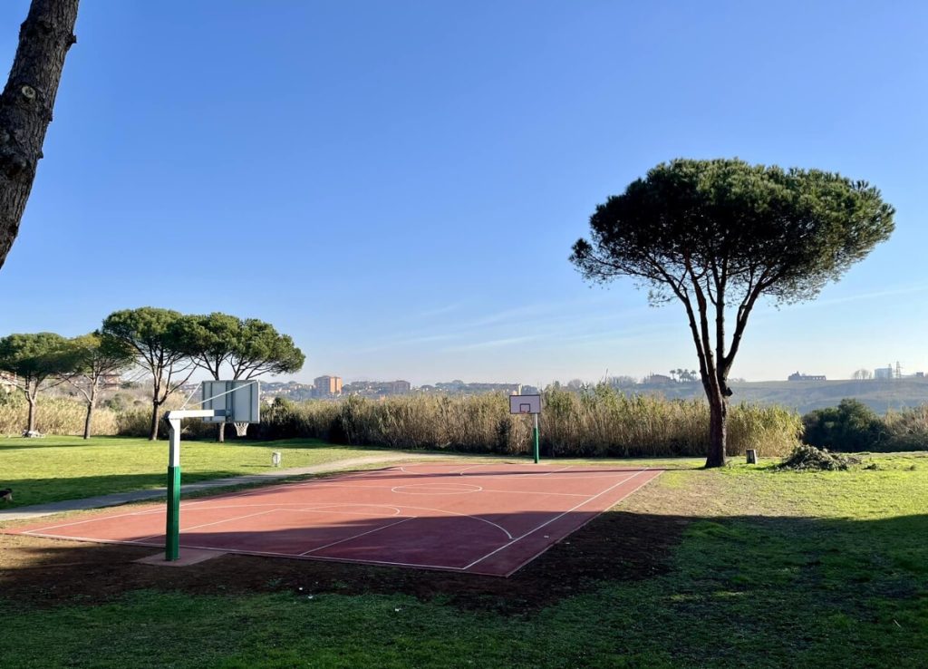 Dopo l’area giochi inaugurato il nuovo campo da basket nel parco con l'affaccio più panoramico del municipio